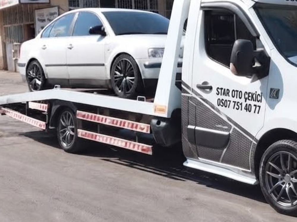Platform üzerinde bağlanmış otomobil ve rampa detayı