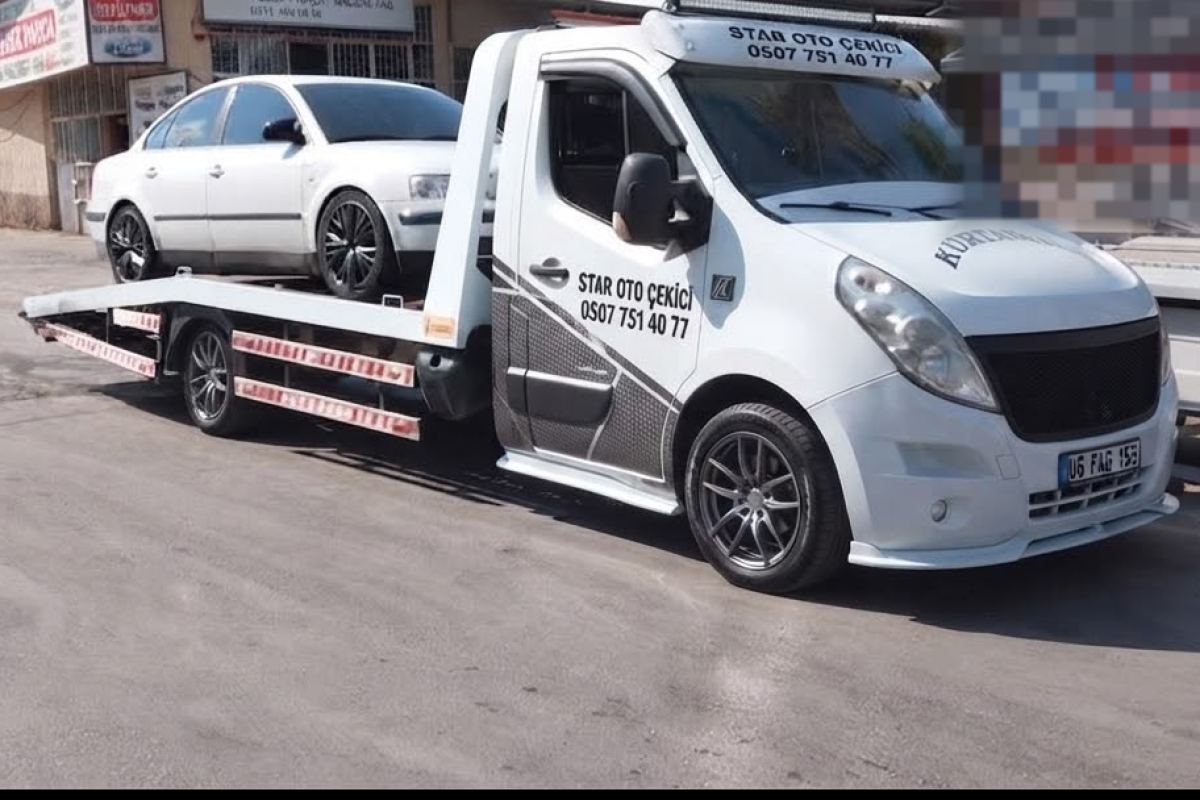 Kayar kasa platformu indirilmiş çekici ve üzerine alınmış otomobil